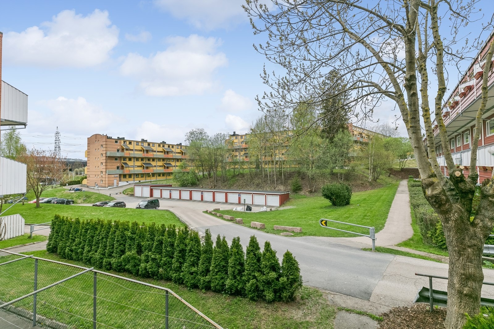 Borettslaget ligger i et rolig og barnevennlig boområde med fine opparbeidede fellesområder Galleribilde