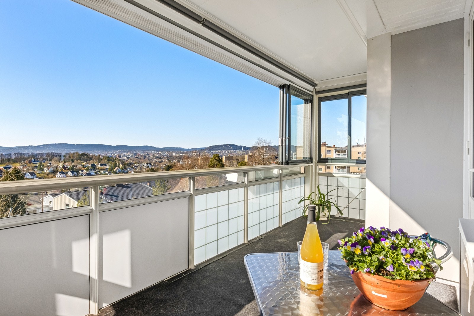 Fra stuen er det utgang til en stor innglasset balkong på ca. 9 kvm. Innglassingen av balkongen ble gjort i 2011 og kan skyves til side for å få luft inn. Galleribilde