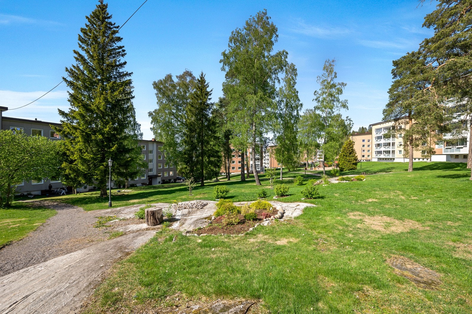 I Godlia borettslag er det store grøntarealer og godt med luft mellom bebyggelsen. Galleribilde