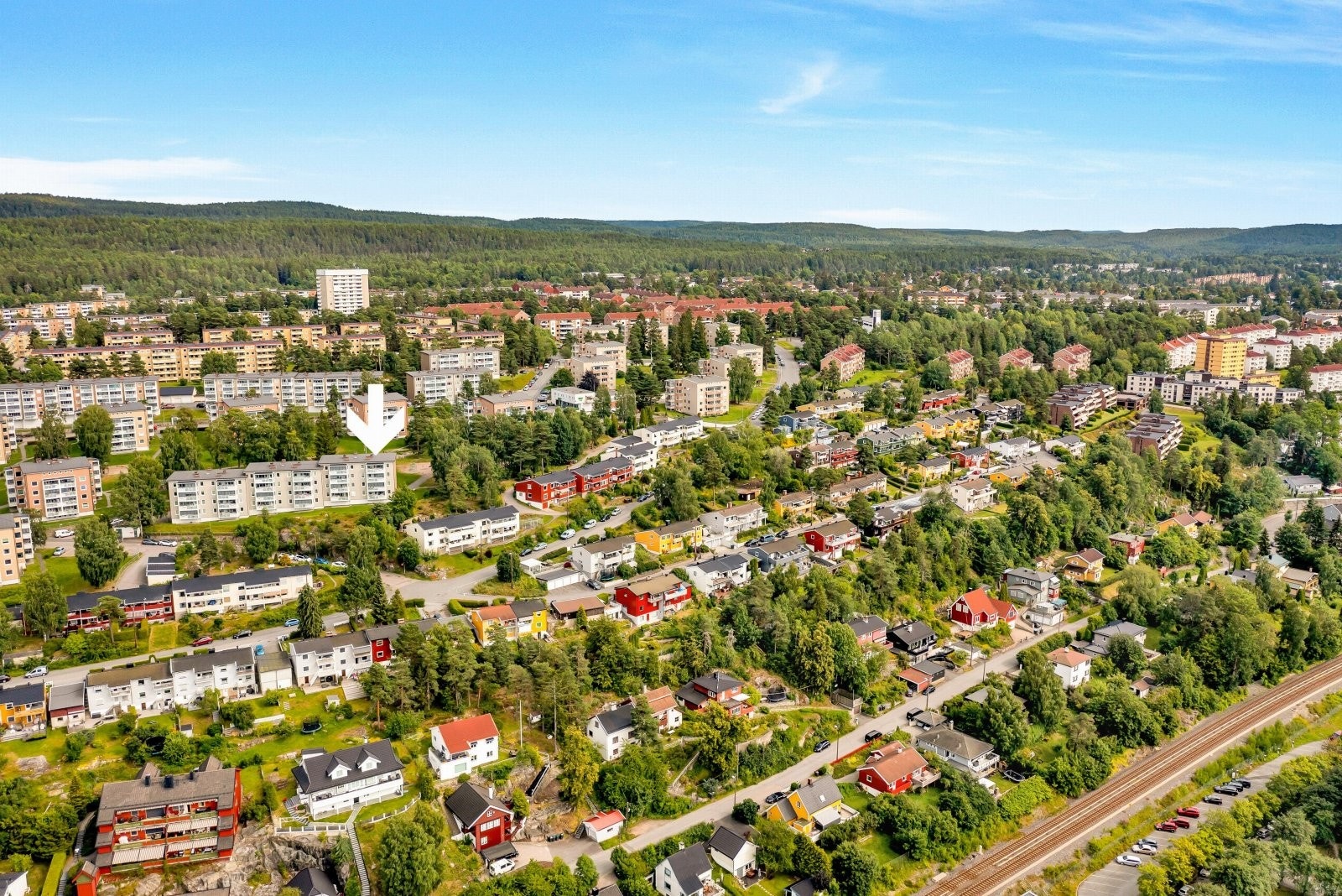 Boligen har en meget sentral, men samtidig skjermet beliggenhet i et attraktivt og barnevennlig boligområde på Godlia/Oppsal. Kun en spasertur fra boligen til Østmarka. Galleribilde