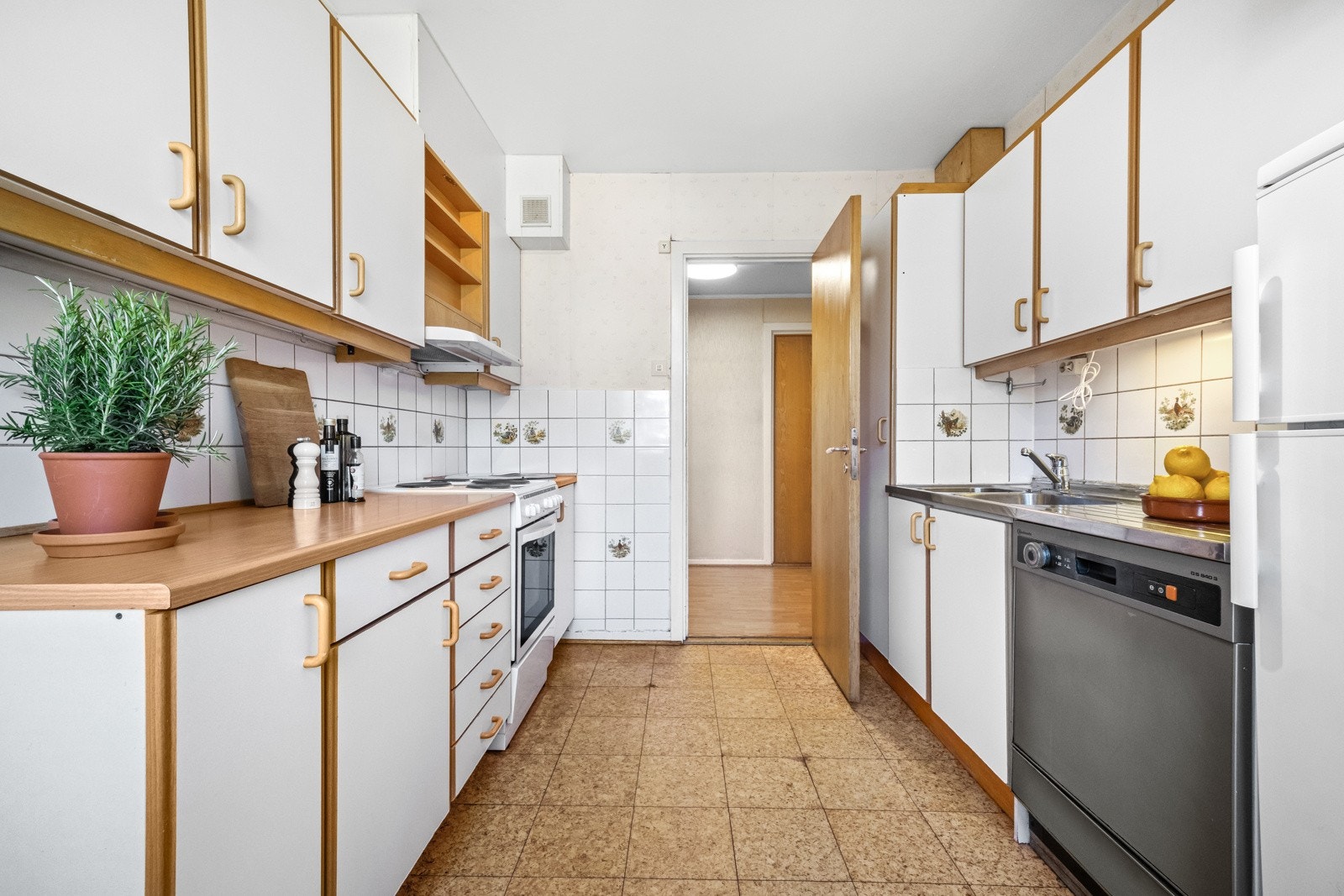 Kjøkkenet har ellers ventilator over kokesonen, opplegg for oppvaskmaskin i benken og nisje til kjøleskap. Galleribilde