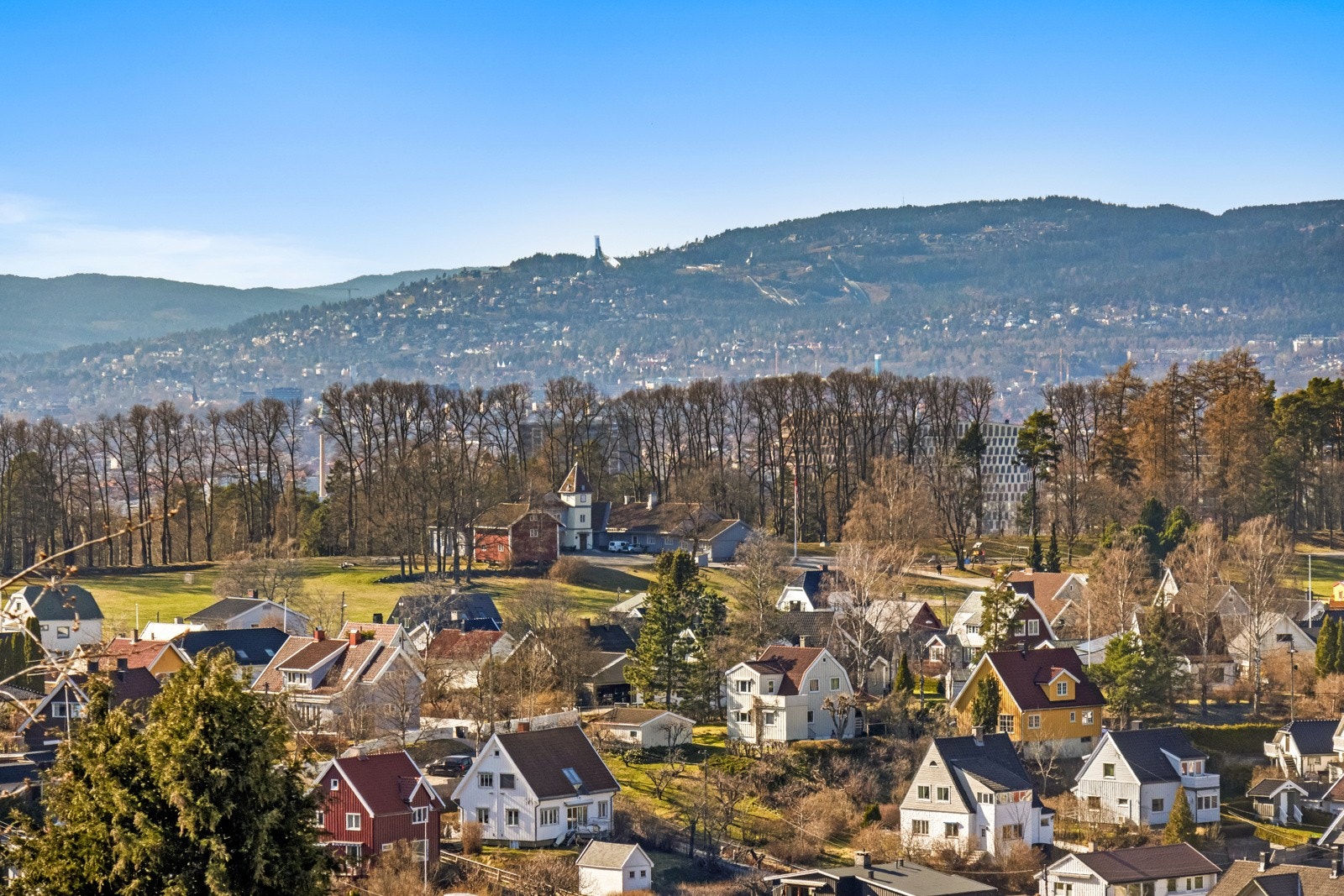 Videre er det utsikt ned mot Nordre Skøyen Hovedgård, og Holmenkollen i bakgrunnen. Galleribilde