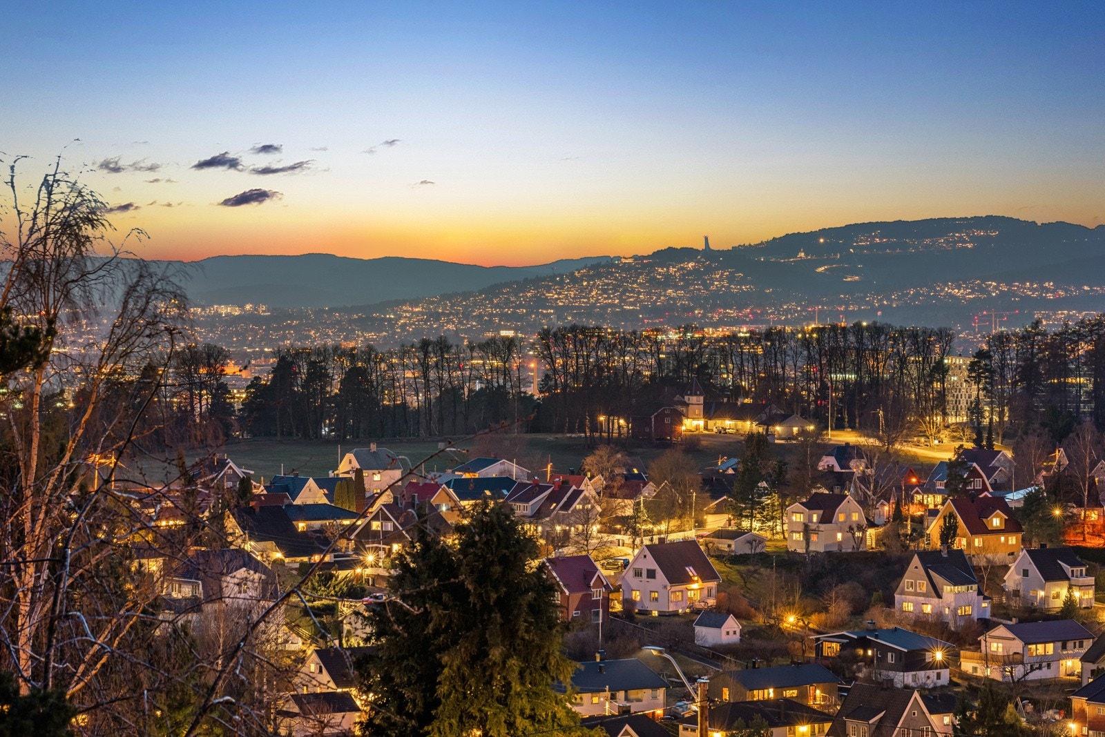 Videre er det utsikt mot Holmenkollen og mot store deler av byen. Galleribilde