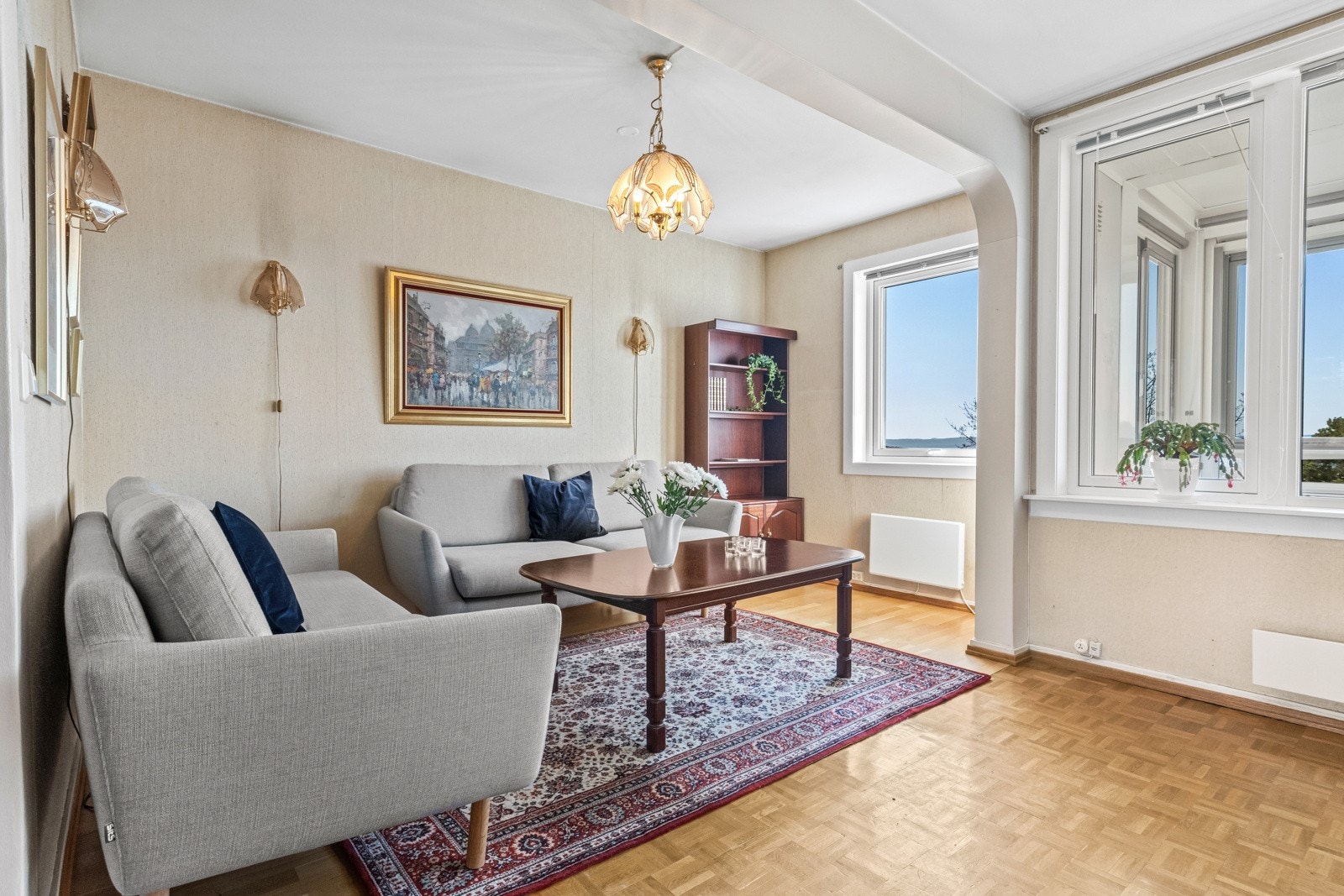 Leiligheten har en romslig, lys og gjennomgående stue med god plass til sittegruppe og tv-løsning. Galleribilde