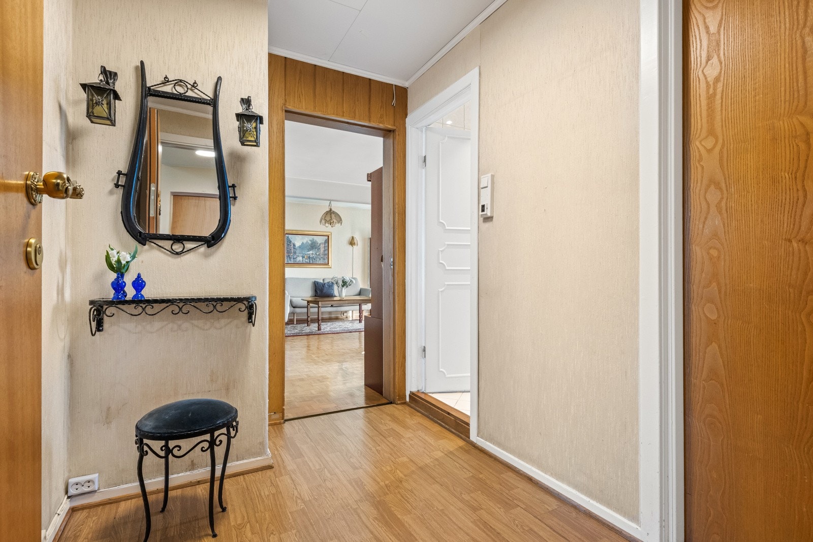 Via entreen tar vi turen videre inn på badet. Galleribilde