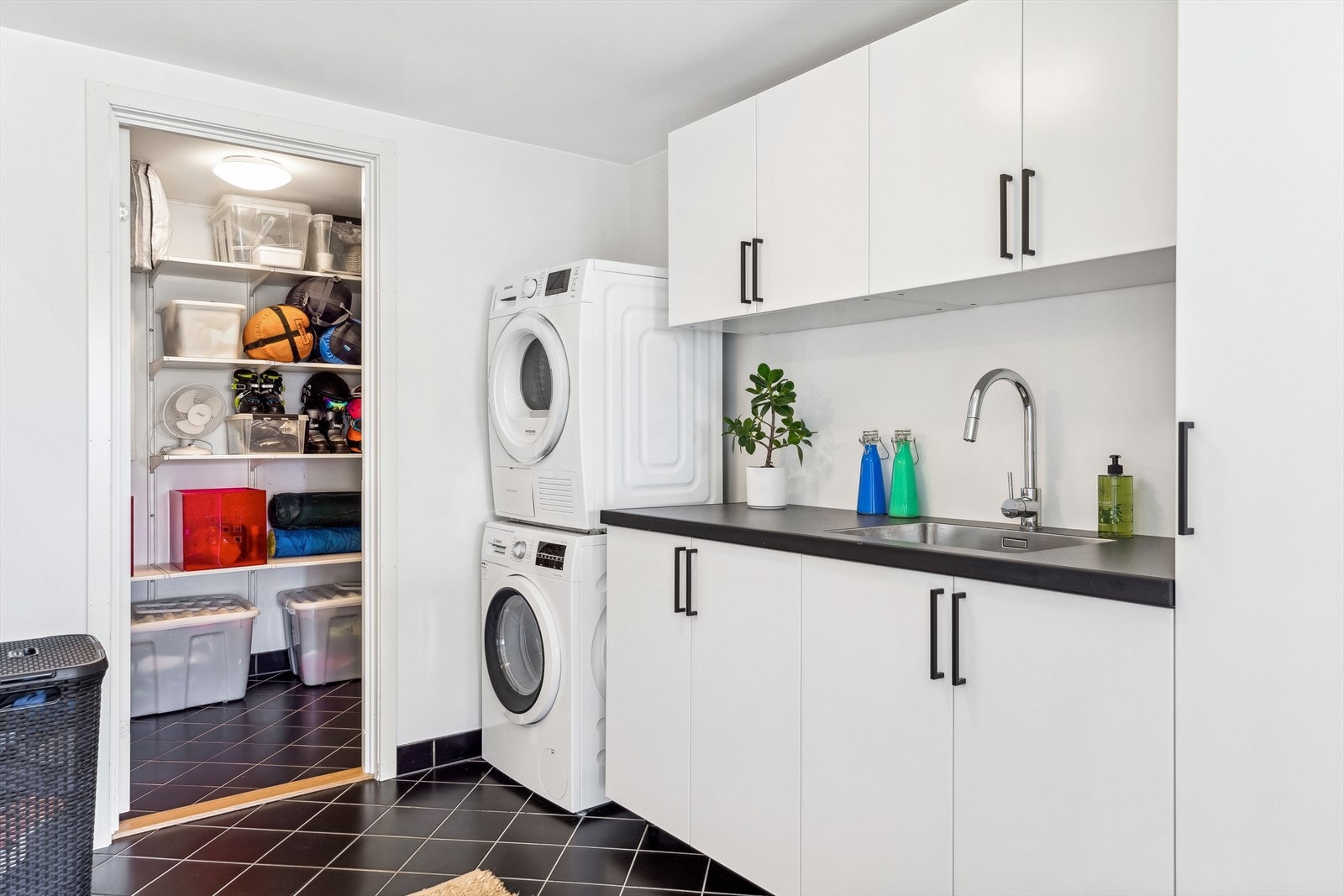 Vaskerommet ligger i likhet med badet på nedre plan, tilknyttet bod og med en praktisk innredning. Galleribilde