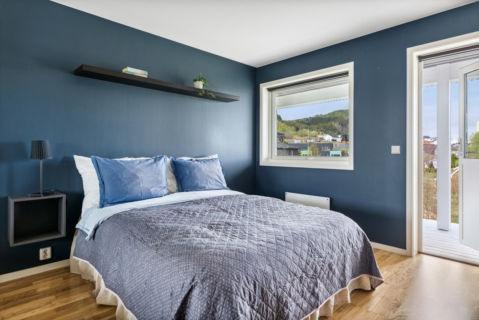 De tre resterende soverommene ligger i underetasjen, hvor dette har utgang til markterrassen. Galleribilde