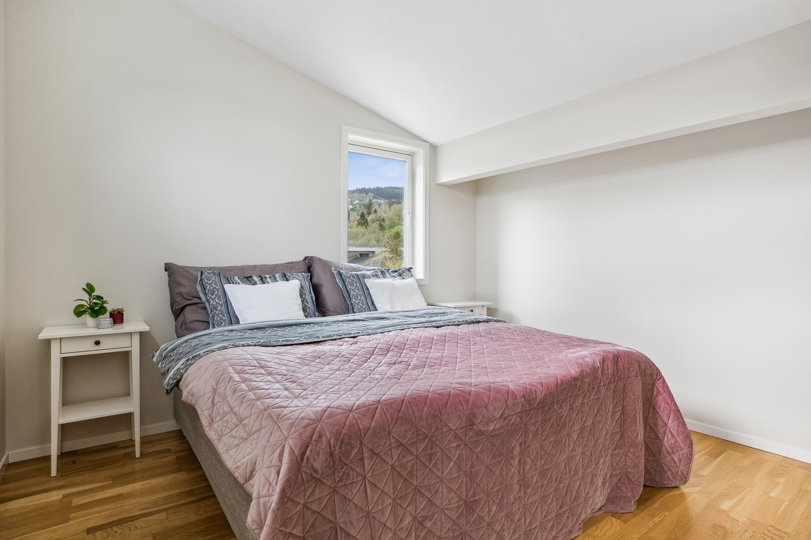 Boligen har fire gode soverom, hvor dette er plassert alene i andre etasje. Galleribilde