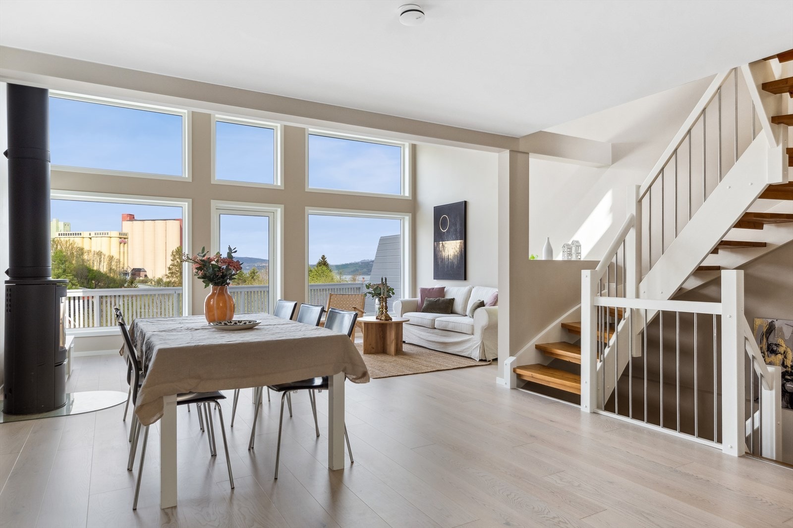 Midt i rommet er det en trapp med åpne trinn som binder etasjene sammen. Galleribilde