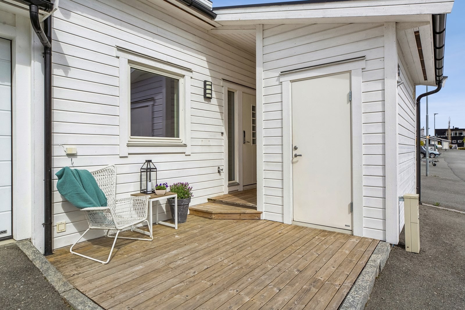 Ved inngangspartiet er det en velkomstterrasse på 11 kvm og en tilbygget utebod på 5 kvm som skjermer ytterdøren. Galleribilde