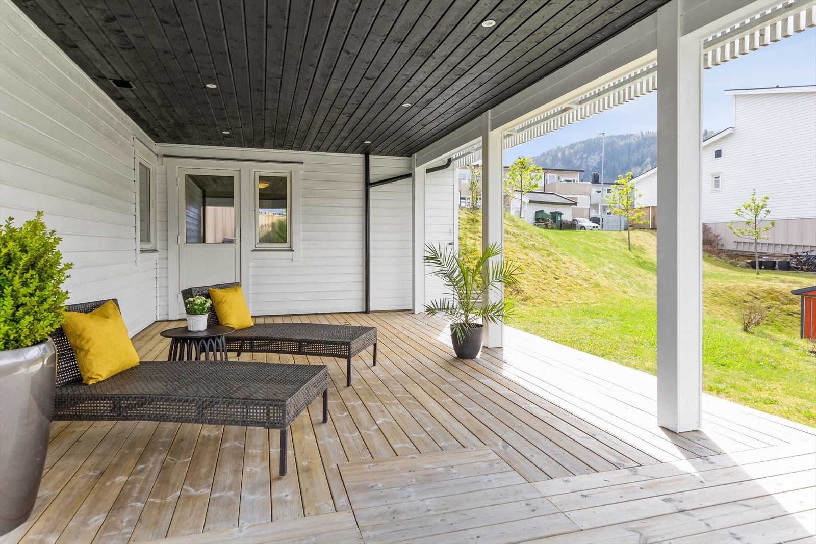 Med overbygg og belysning er markterrassen perfekt for varme dager i sval skygge eller lyse sommernetter. Galleribilde