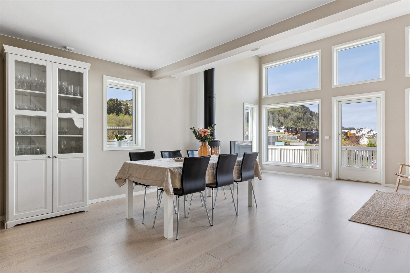 I grensen mot kjøkkenet kan man ha fullt spisestuemøblement uten at det virker overfylt. Galleribilde