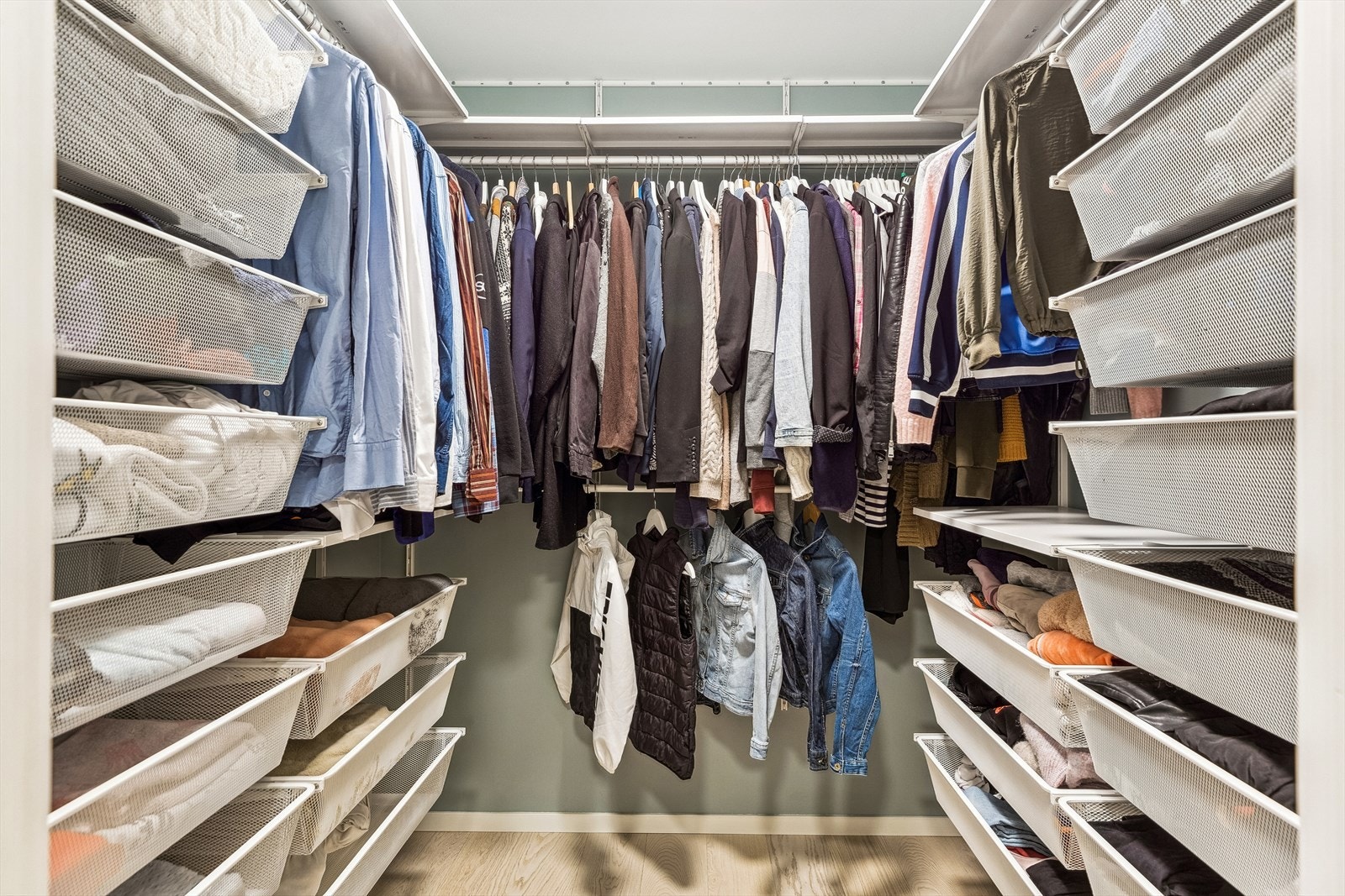 I underetasjen har boligen også et praktisk innredet garderoberom med skuffer og oppheng. Galleribilde