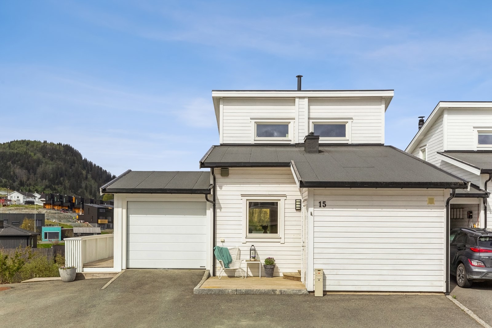 Foran huset er det gode parkeringsmuligheter i tilbygget garasje og på gårdsplass. Galleribilde