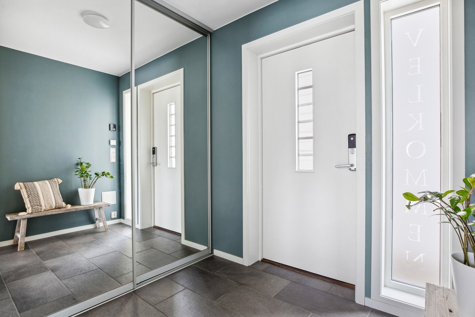 Entreen har gulvvarme under flislagt gulv og skyvedørsgarderobe som holder orden på yttertøy og sko. Galleribilde