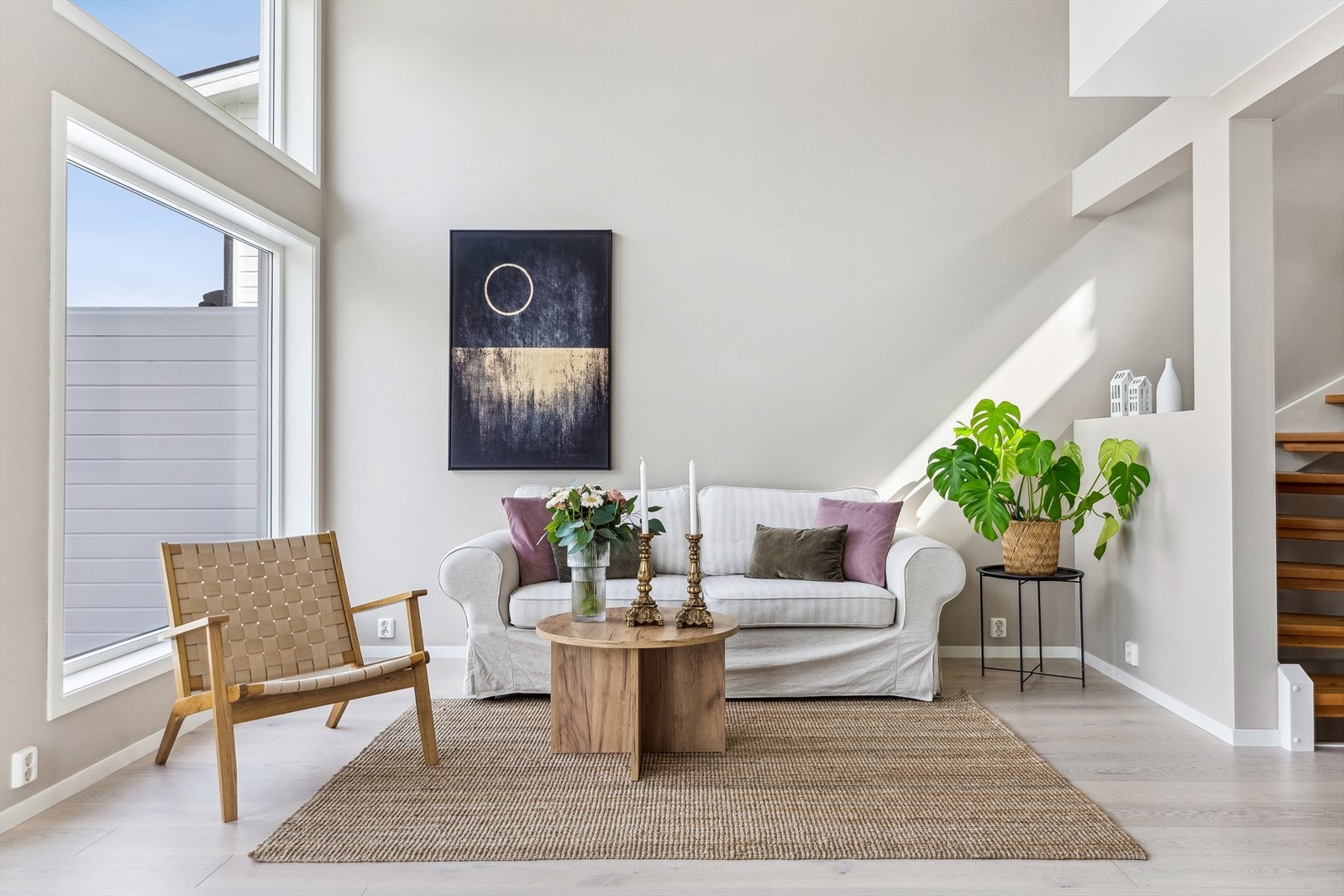 Ved de store vinduene er det god plass til sofa og tv-løsning. Galleribilde