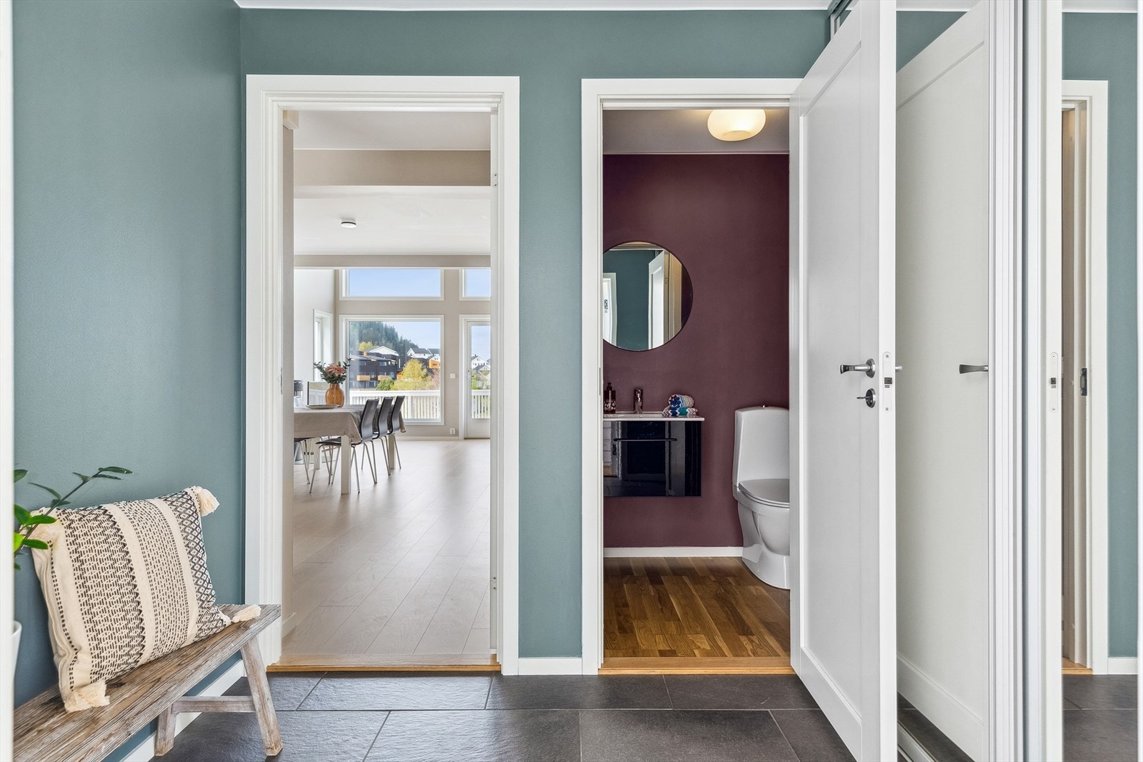 I entreen er det dør inn til et separat toalettrom, praktisk ved gjestebesøk og med småbarn i hus. Galleribilde