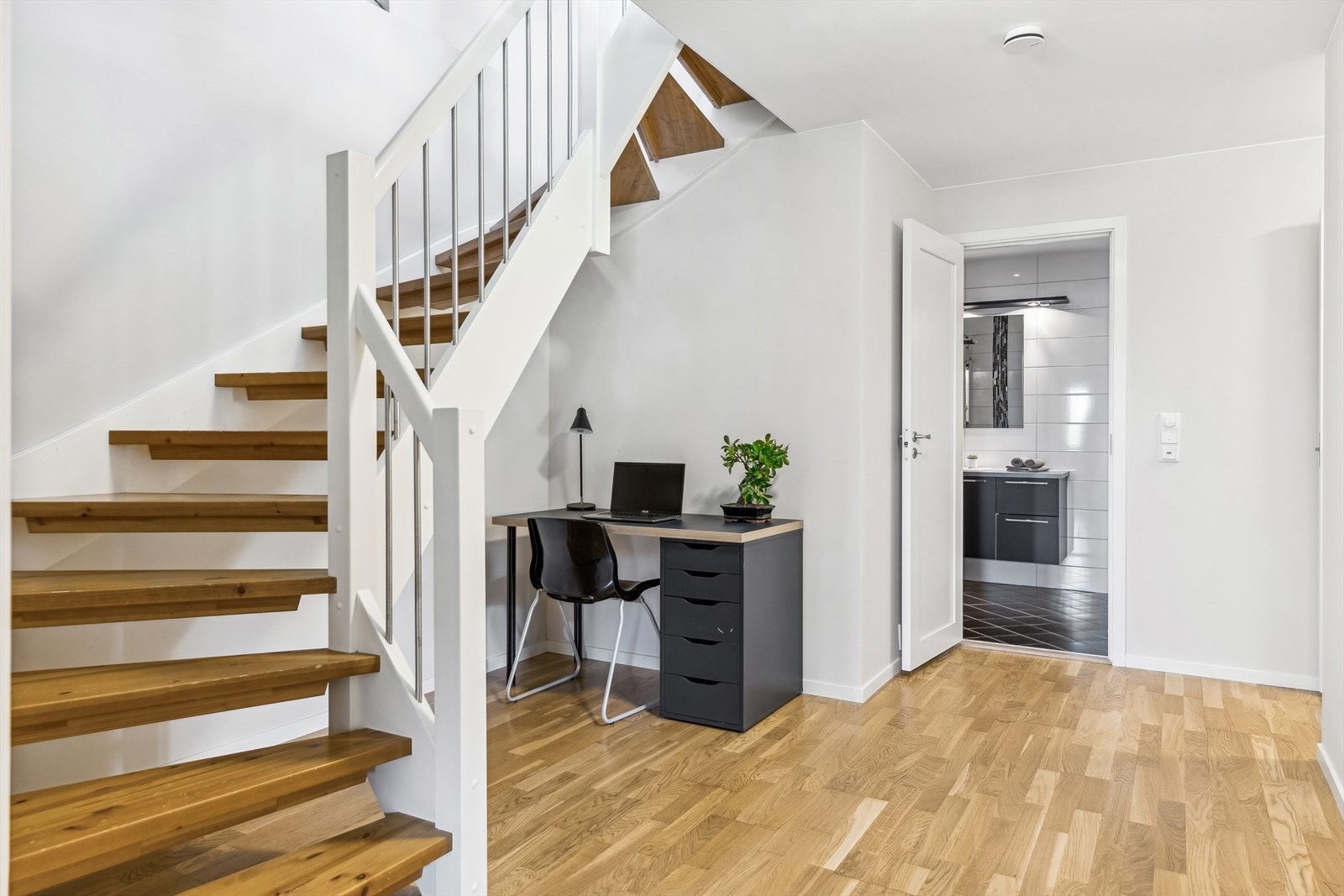 Under trappen i underetasjen er det muligheter for hjemmekontor eller oppbevaringsmøblement. Galleribilde
