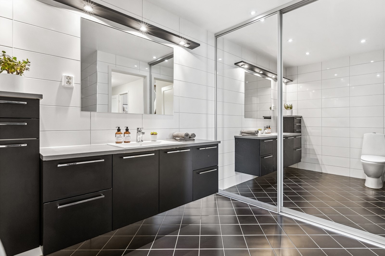 Baderommet har en familievennlig størrelse og romslig skyvedørsgarderobe med speilfronter. Galleribilde