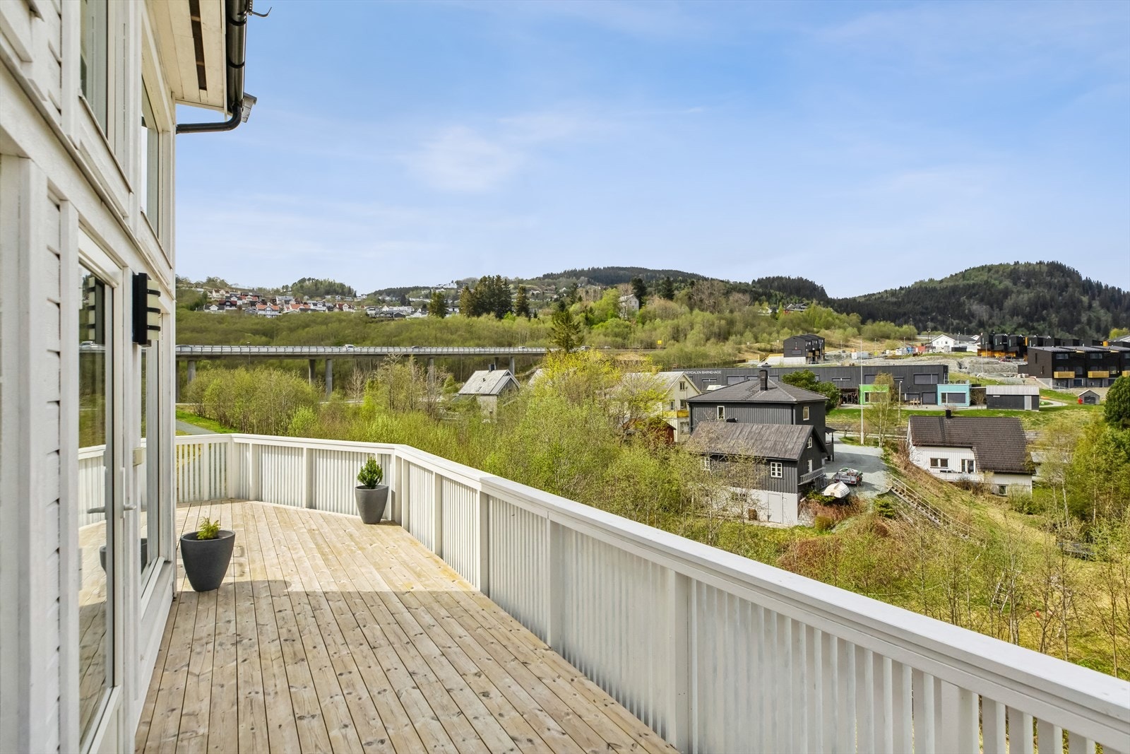 Utsikten fra balkongen er upåklagelig, mot grønne lunger, bebyggelsen, fjelltopper og sjøen. Galleribilde