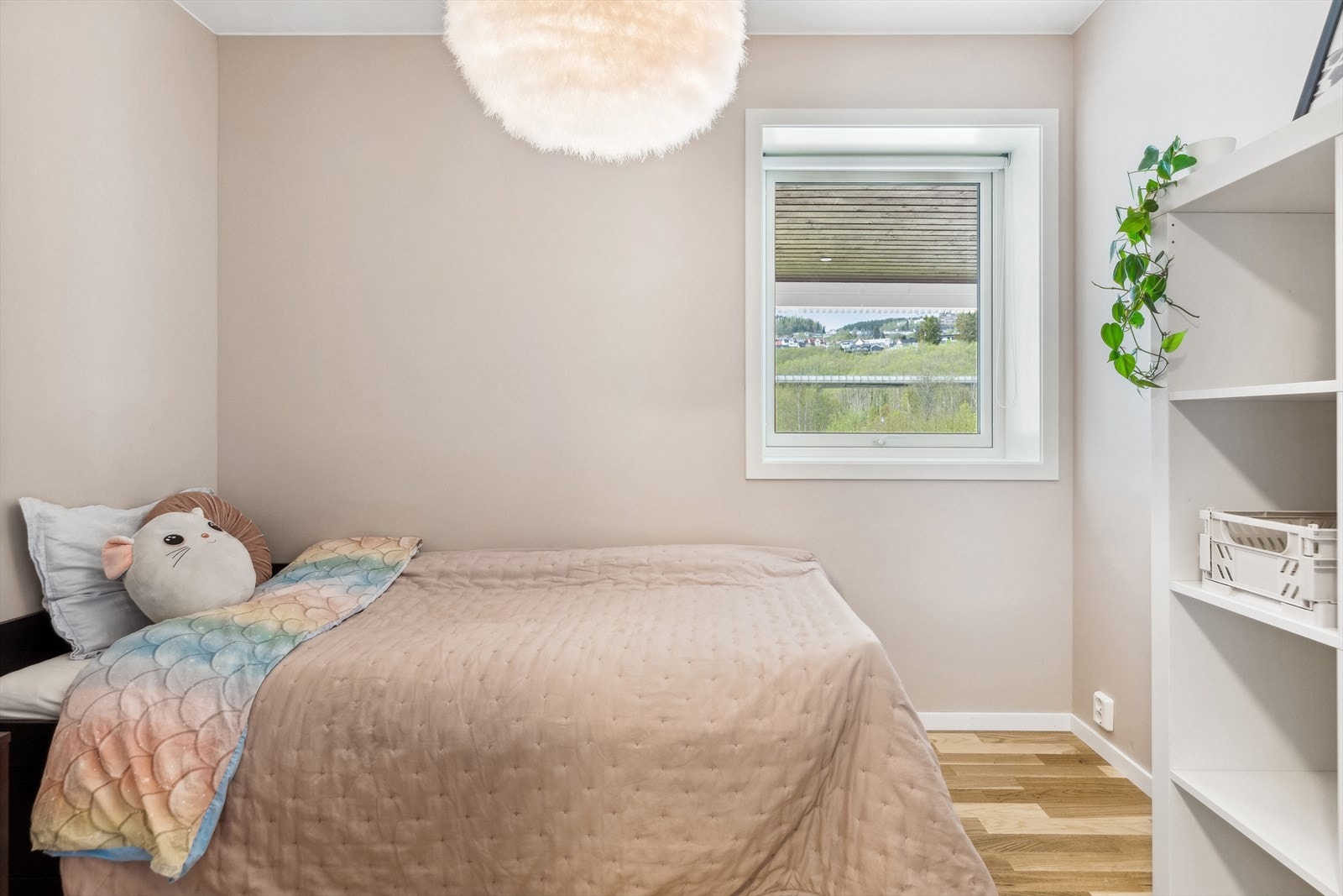 Av oppbevaringsplass har soverommene skyvedørsgarderobe eller garderobeskap. Galleribilde