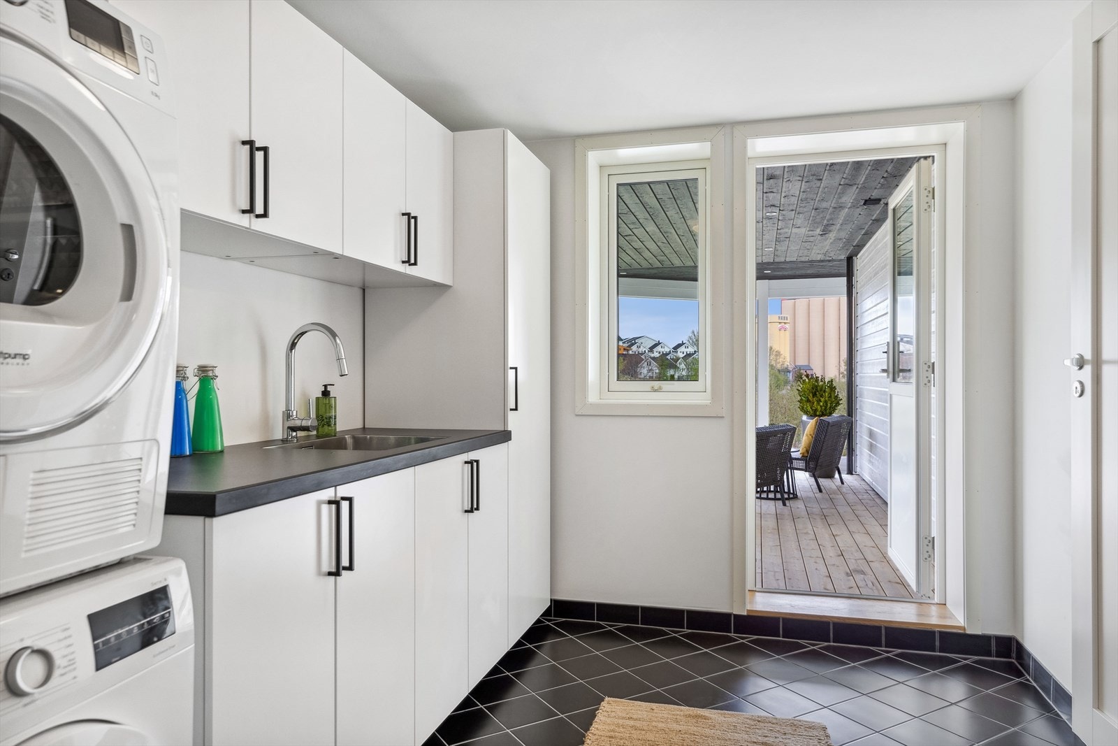 Fra vaskerommet kan man gå rett ut på en overbygget markterrasse. Galleribilde