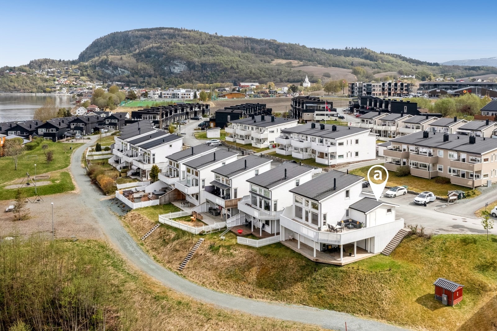 Boligen ligger i gangavstand til det meste, og rett nedenfor er det friområde med lekeplass. Galleribilde