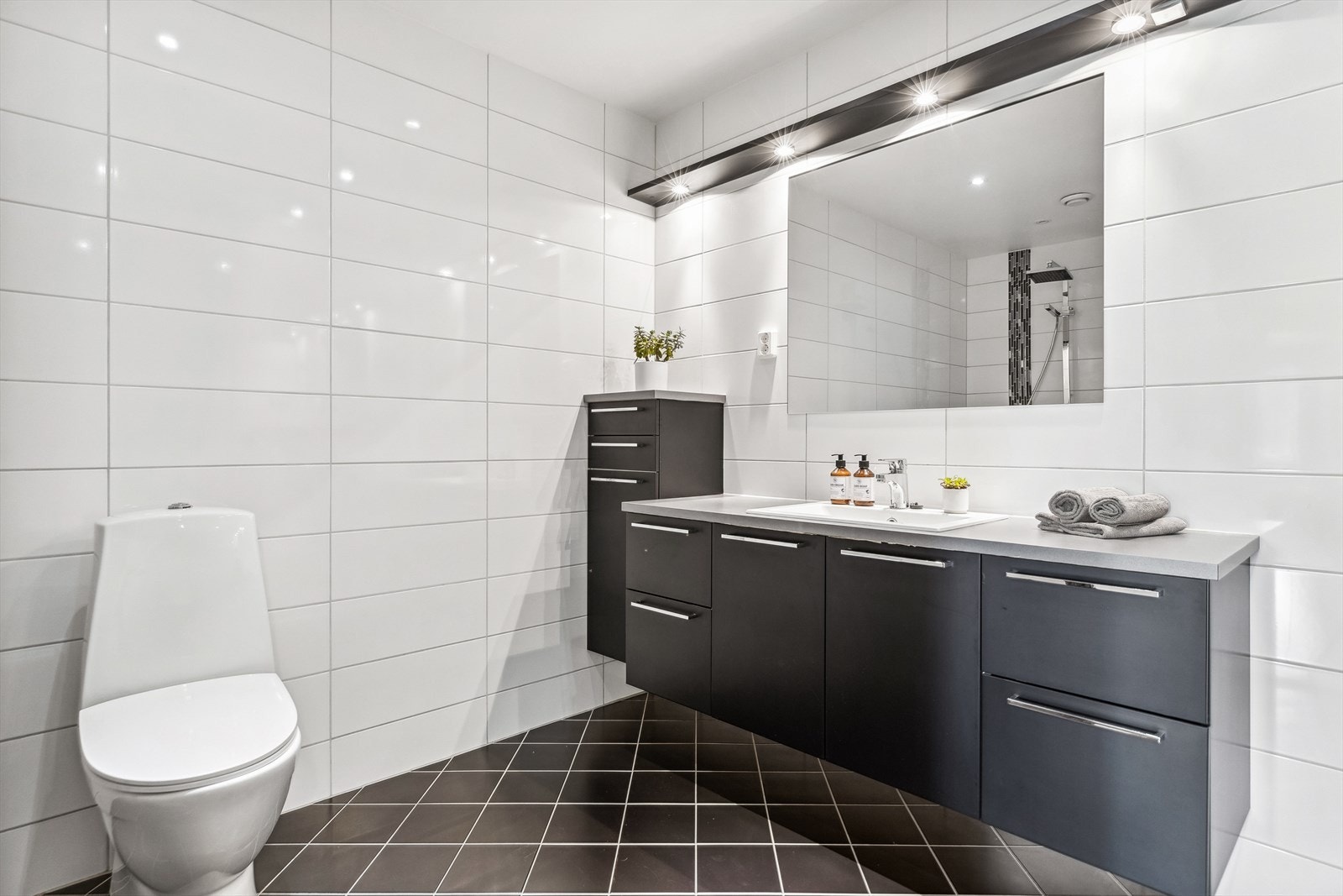 Baderomsinnredningen er moderne og har god plass til de viktige tingene. Galleribilde