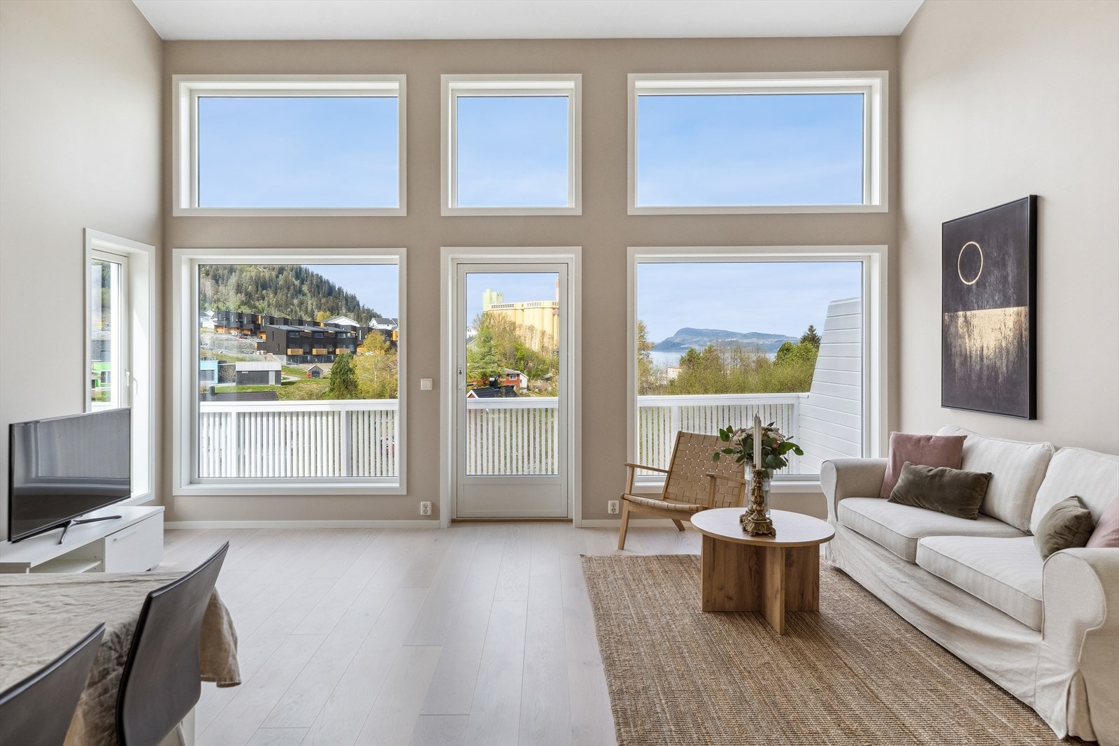 Med høye vinduer mot sjøen og god takhøyde er det ingenting å si på romfølelsen. Galleribilde