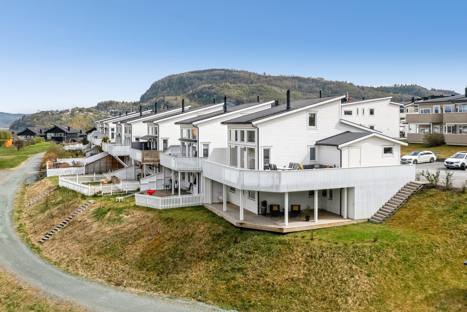 Eneboligen har en fin beliggenhet på enden i første rekke. Galleribilde