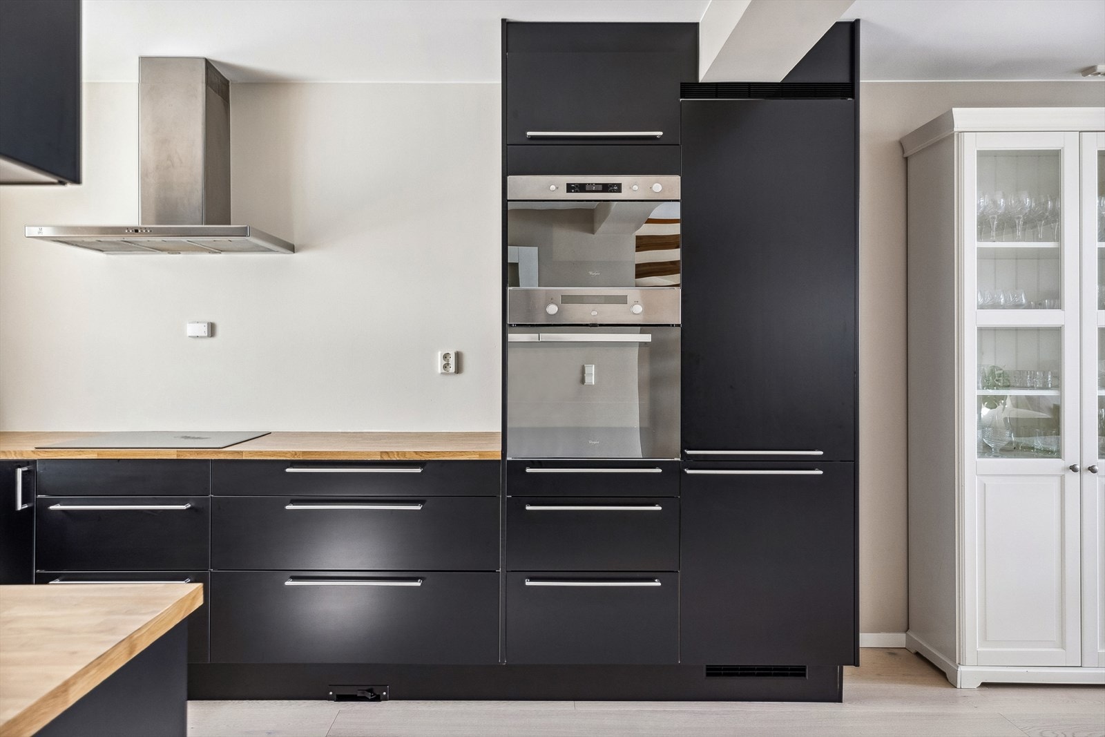 Alle hvitevarer er integrert og består av koketopp, kombiovn, stekeovn, oppvaskmaskin og kjøl/frys. Galleribilde