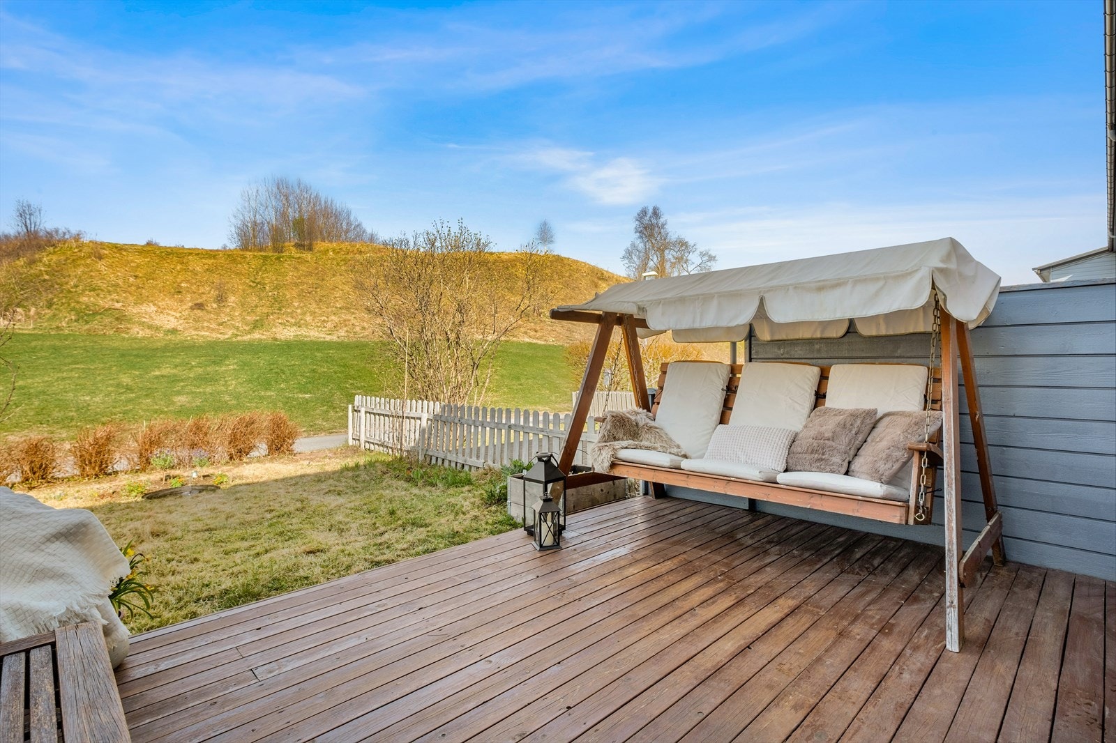 Eiendommen vender ut mot et friareal med store grøntområder. Galleribilde