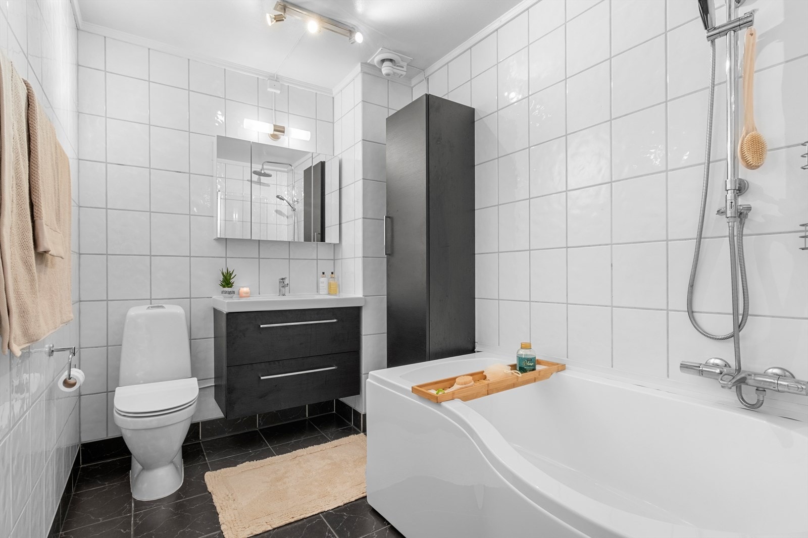 Baderomsinnredningen har god plass til oppbevaring av håndklær og hygieneartikler. Galleribilde