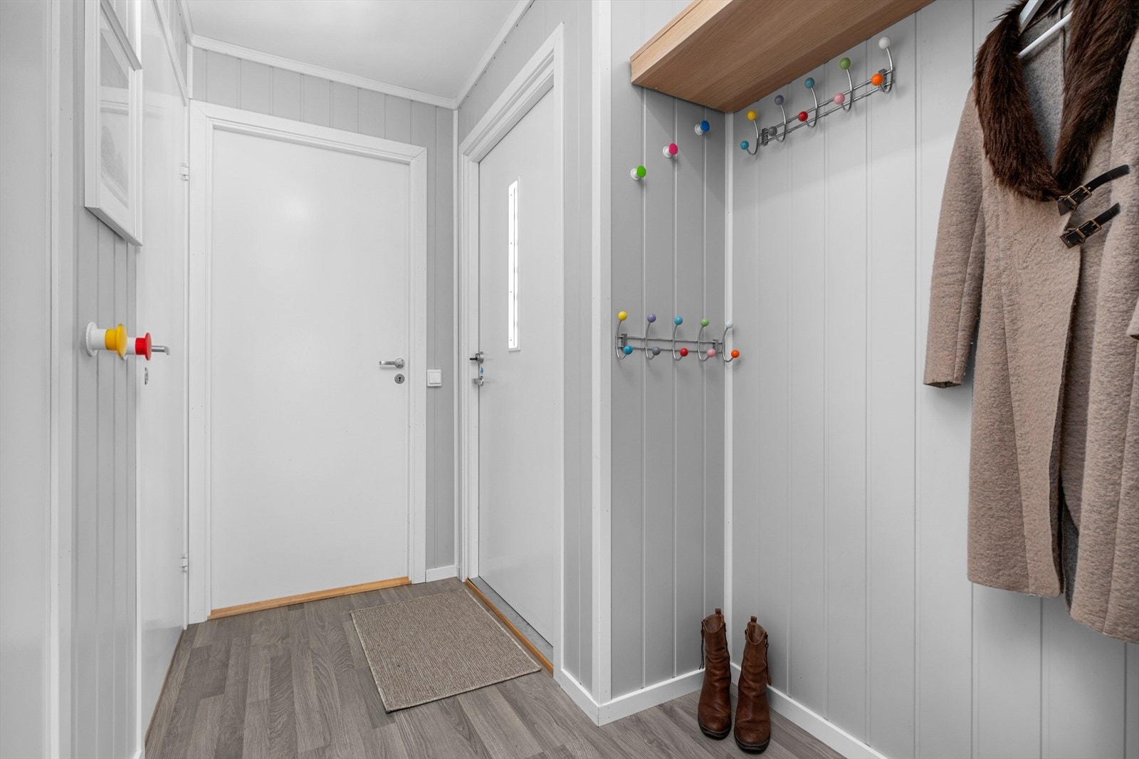 Boligen har godt med lagringsplass, og ved entreen er det to hendige boder. Galleribilde