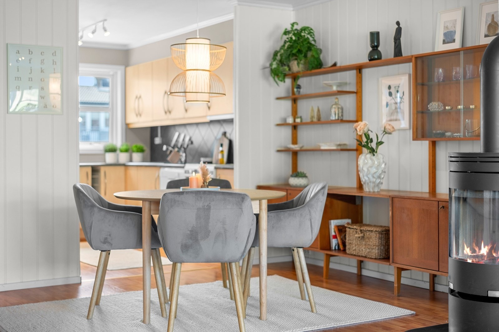 Kjøkkenet ligger i delvis åpen løsning med stuen, slik at det blir en fin balanse mellom sosial og skjermet matlaging. Galleribilde