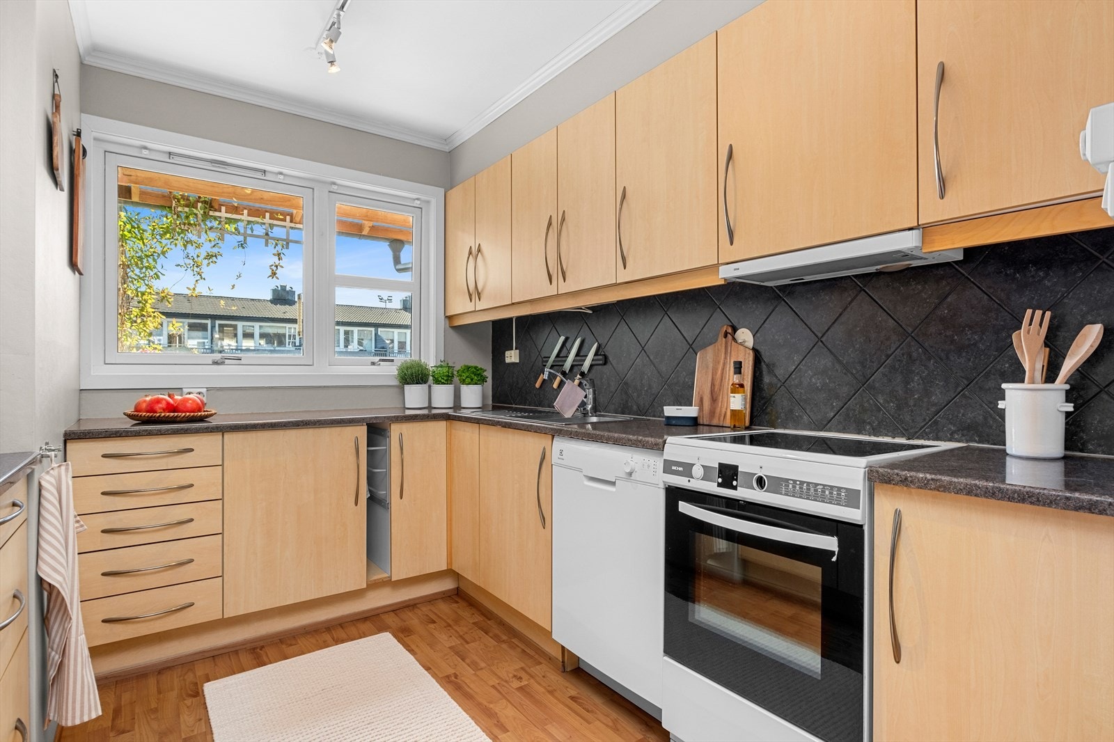 Kjøkkenet har godt med skap- og benkeplass - her kan hele familien bli med på matlagingen. Galleribilde