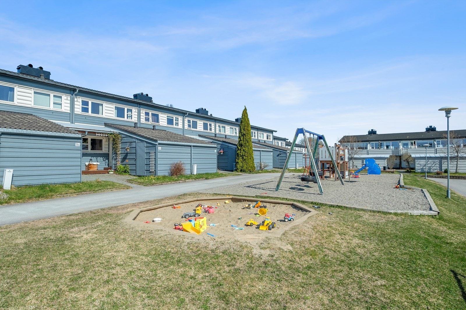 Til barnas store glede er det en flott lekeplass rett utenfor døra. Galleribilde