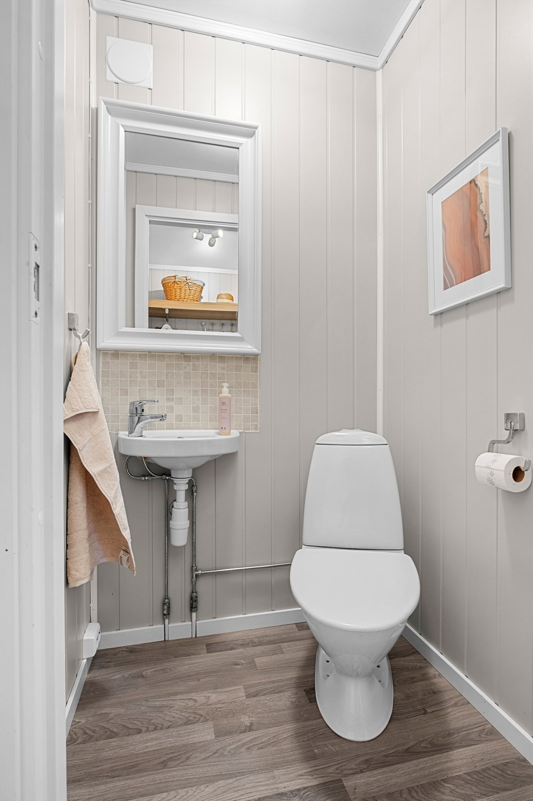 Ved entreen har boligen et praktisk gjestetoalett. Galleribilde