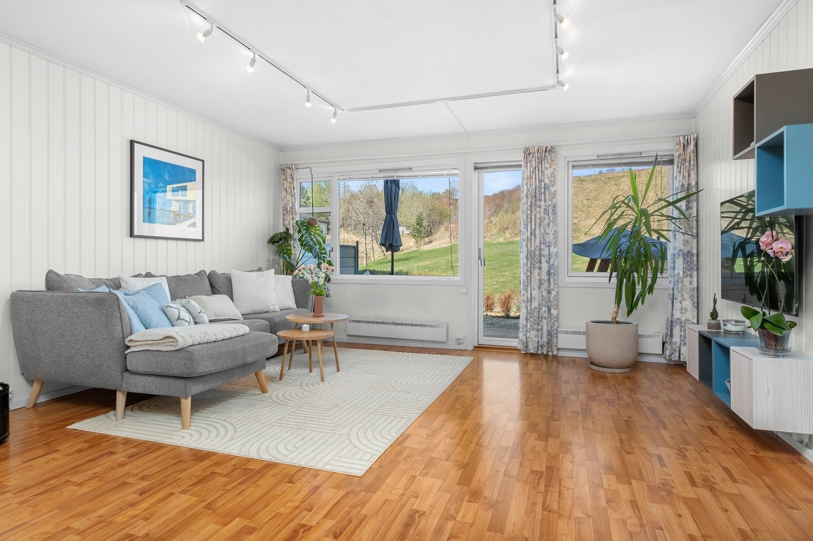 Om sommeren er det hyggelig å trekke ut for både avslapning og middager på en herlig markterrasse. Galleribilde