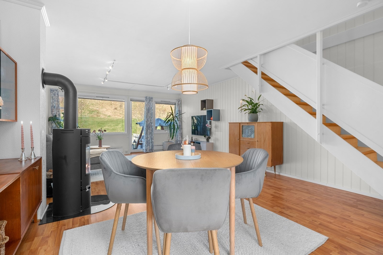 Stuen innbyr til hygge fra tidlig morgen til sent på kveld. Galleribilde