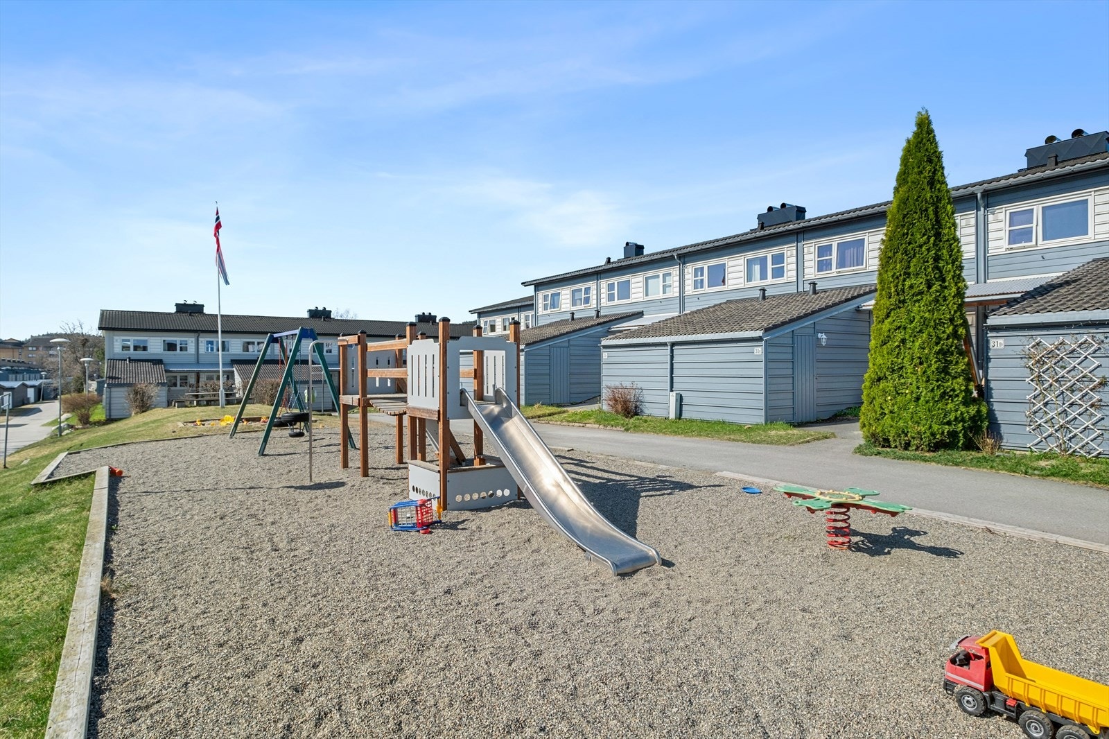 Beliggenheten er rolig og utpreget barnevennlig, med alle hverdagsfasiliteter lett tilgjengelig. Galleribilde