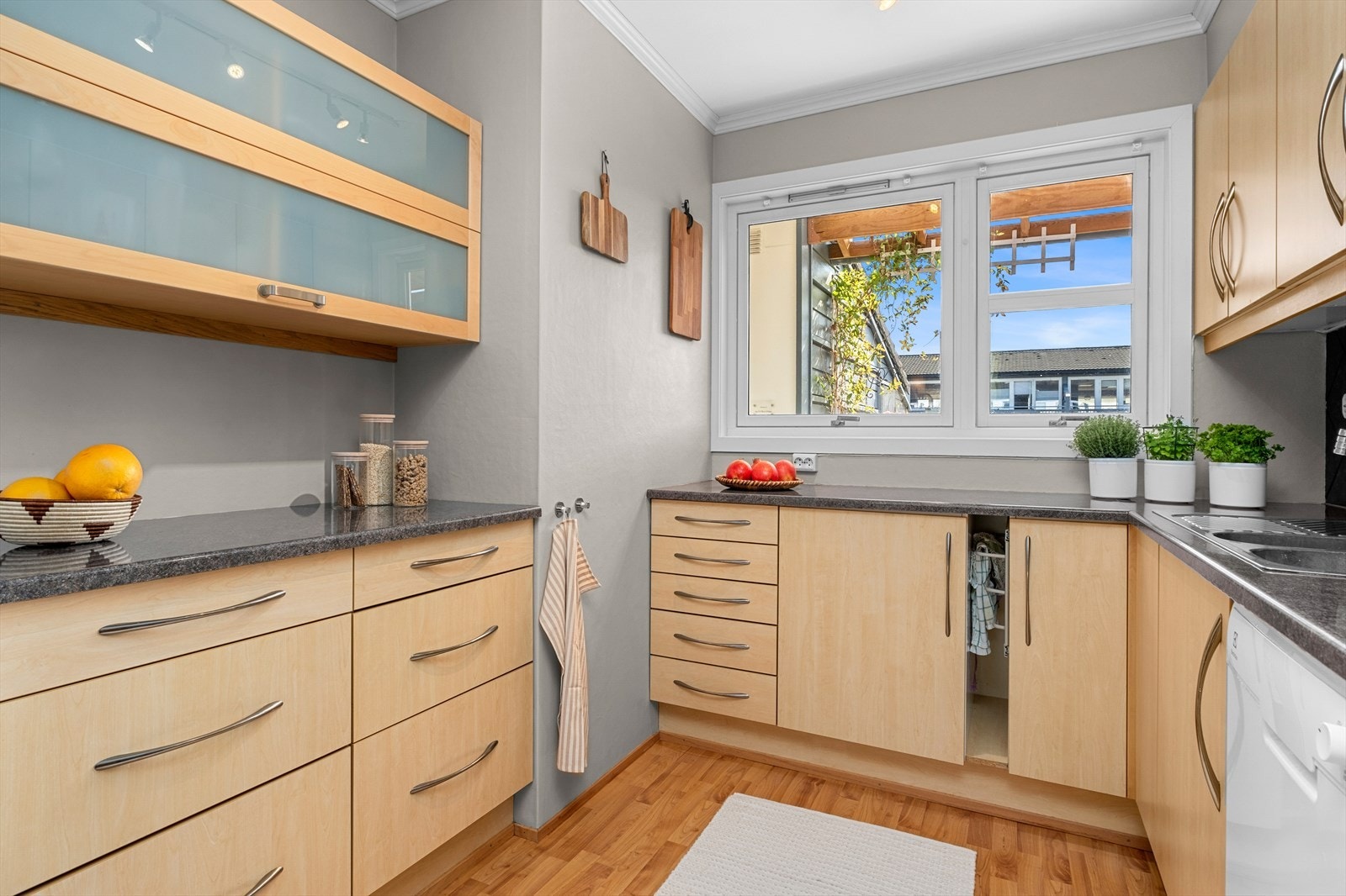 På kjøkkenet er det opplegg for oppvaskmaskin og avsatt plass til komfyr. Galleribilde