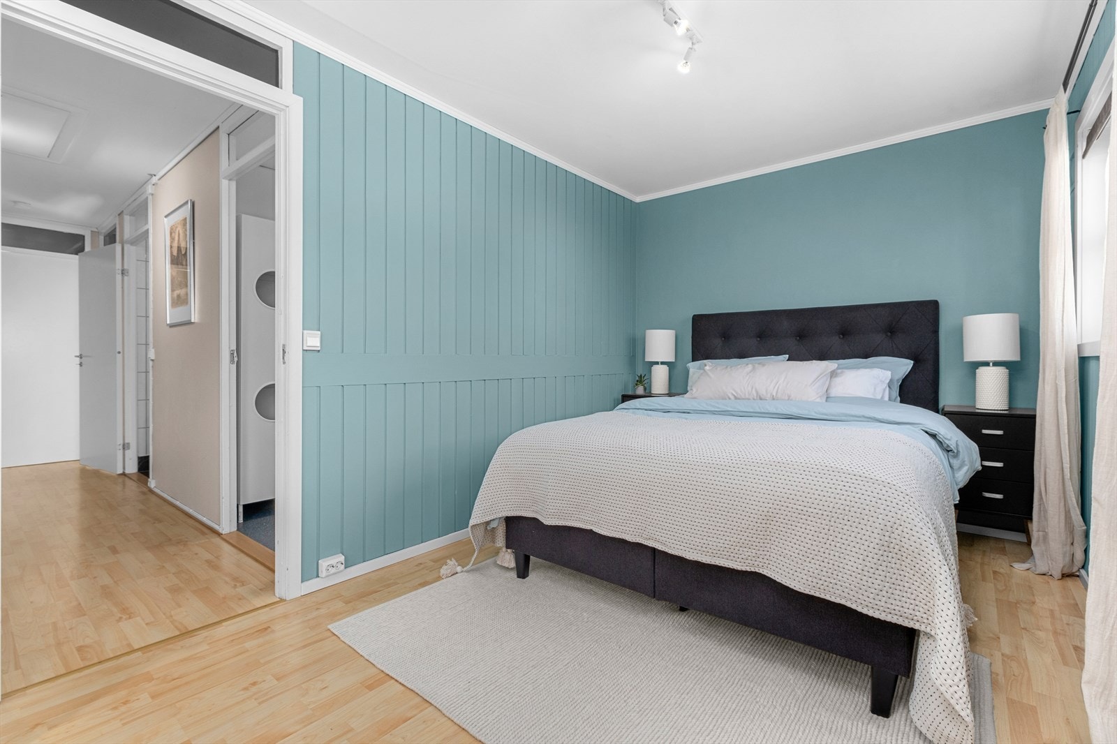 På hovedsoverommet er det plass til dobbeltseng og tilhørende nattbord. Galleribilde