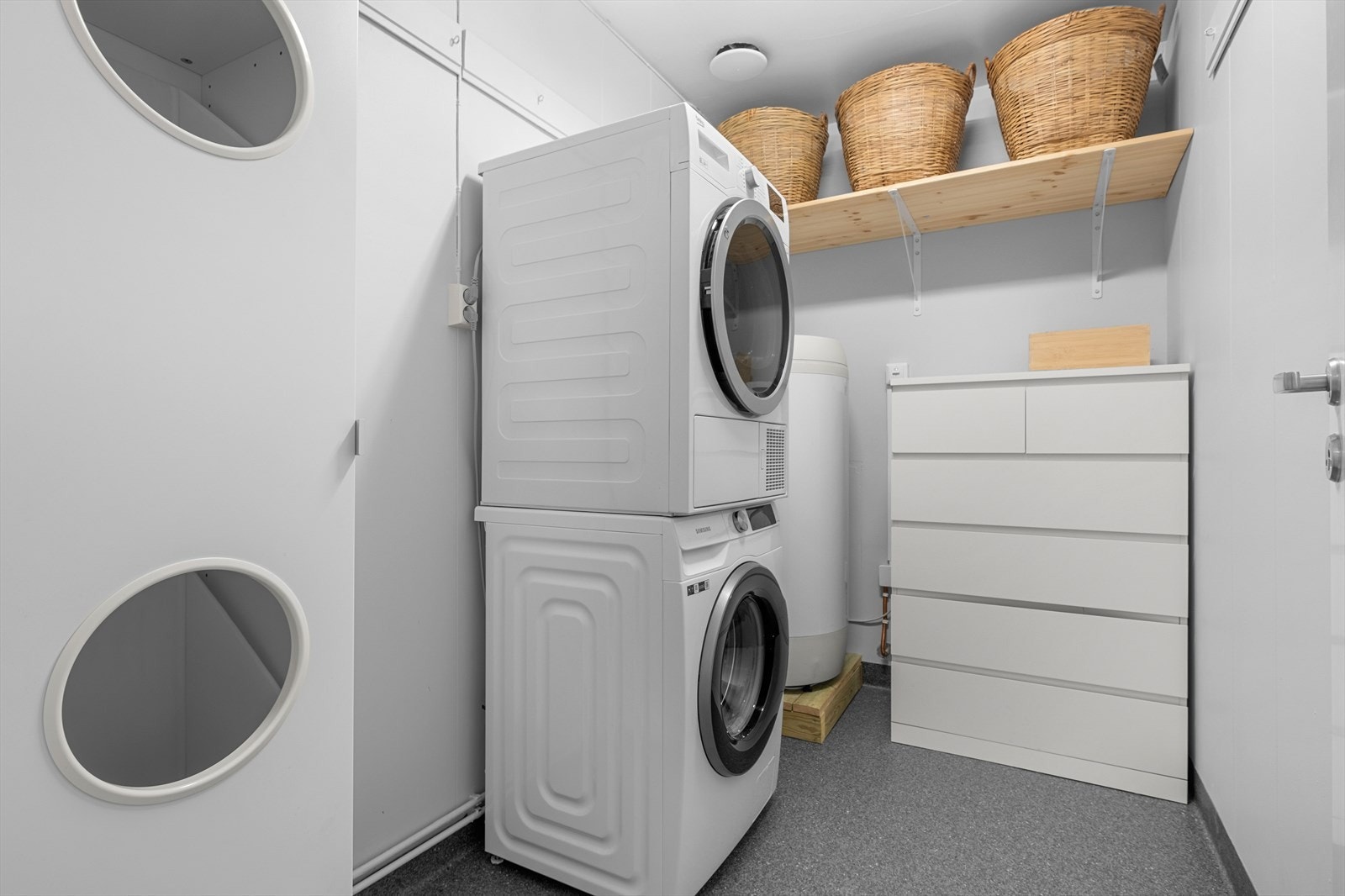 Et vaskerom i andre etasje forenkler hverdagen, med sluk, gulvbelegg og våtromsmaling fra 2024. Galleribilde