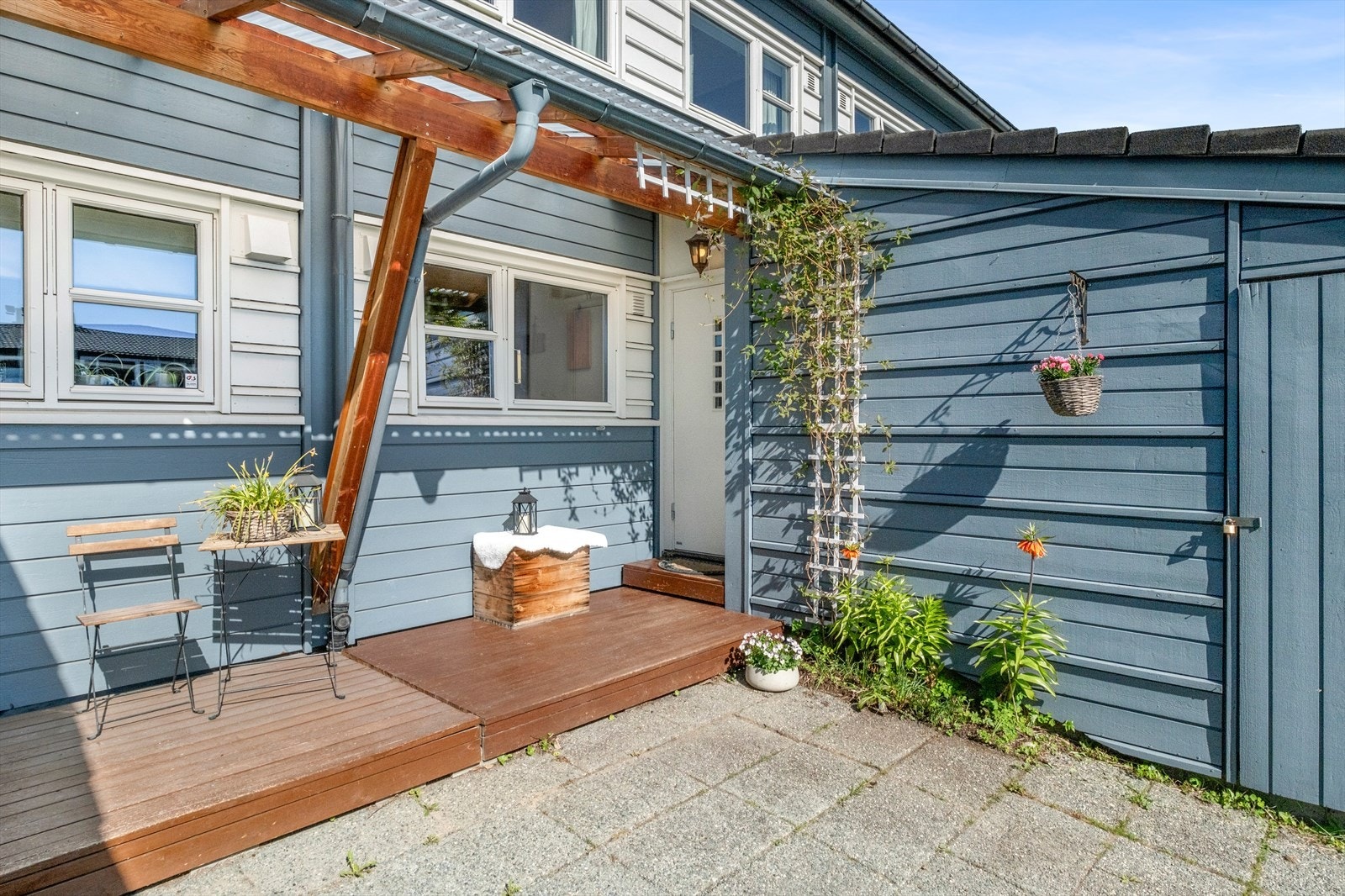 På inngangssiden er det en hendig bod, et steinlagt gårdsrom og en overbygget uteplass. Galleribilde