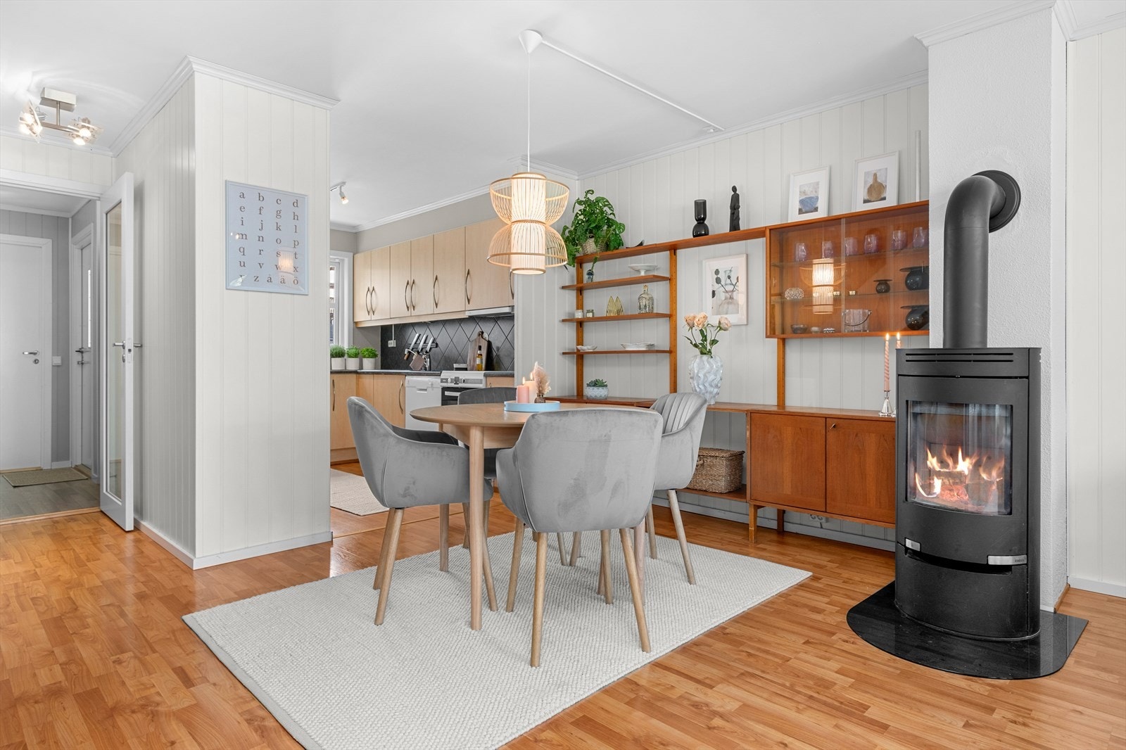 Man finner enkelt både roen og varmen foran en peisovn i stuen. Galleribilde