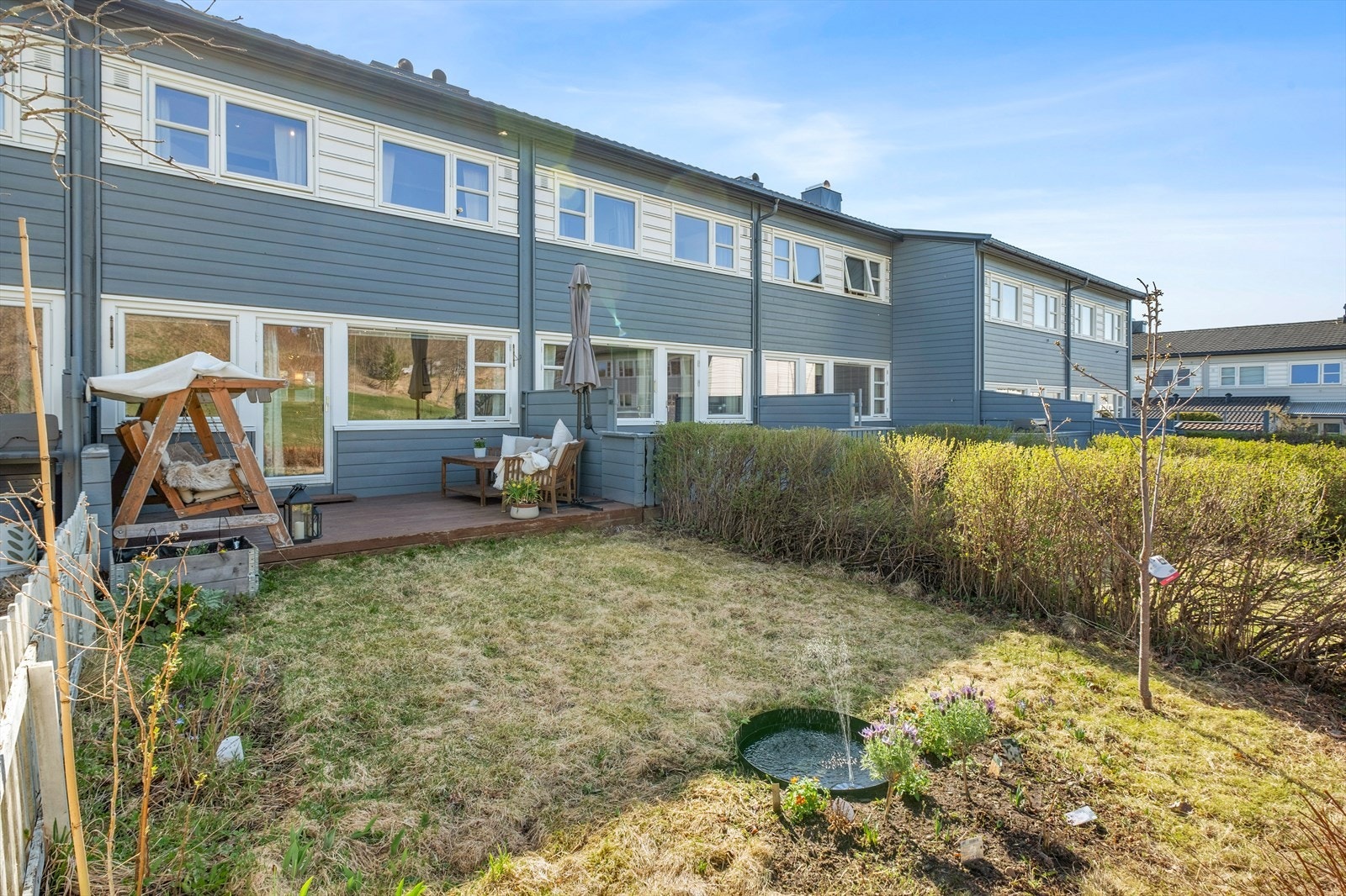 Sola skinner på tomten gjennom store deler av dagen, så her nytes virkelig varme dager til fulle. Galleribilde