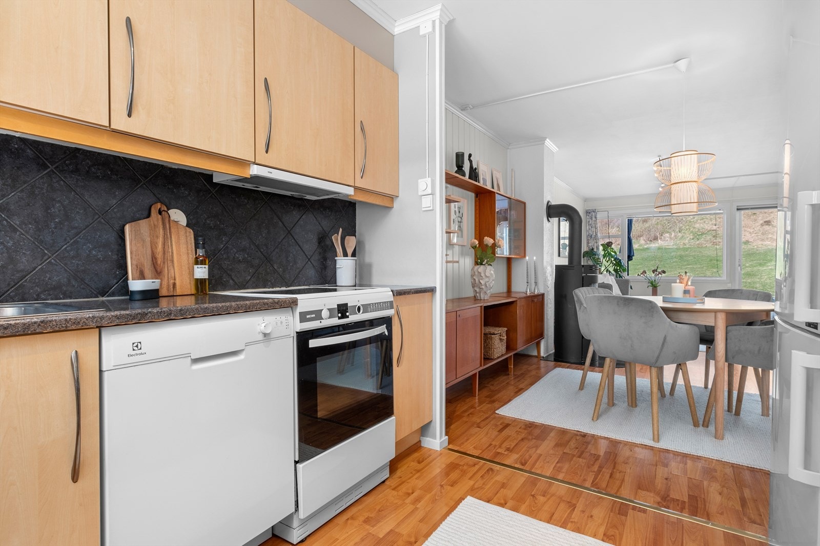 Sammen skaper stuen og kjøkkenet en stor, sosial sone i huset. Galleribilde