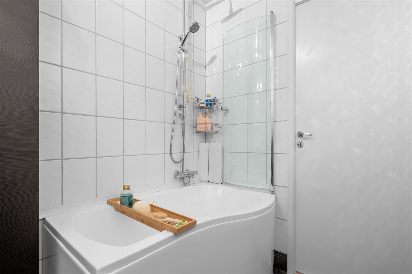 Badet har et deilig badekar med regnfallsdusj. Galleribilde