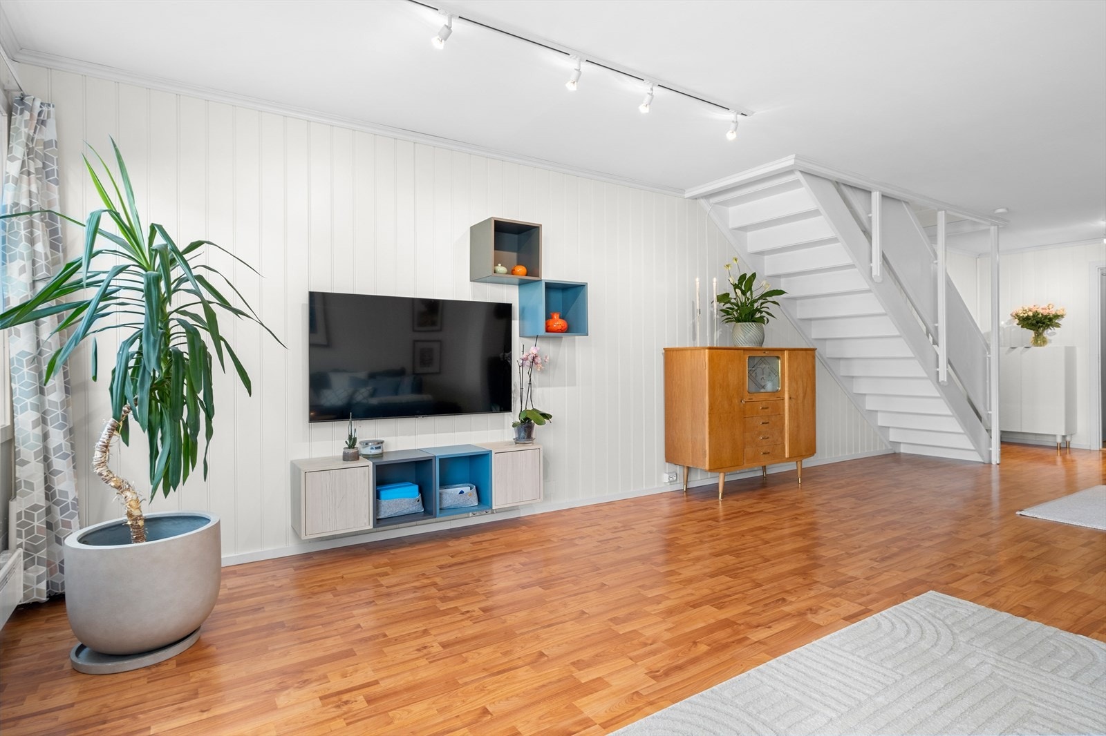 Her bor man rett ved dagligvare, fotballbane, skole for alle trinn og flotte turmuligheter i marka. Galleribilde